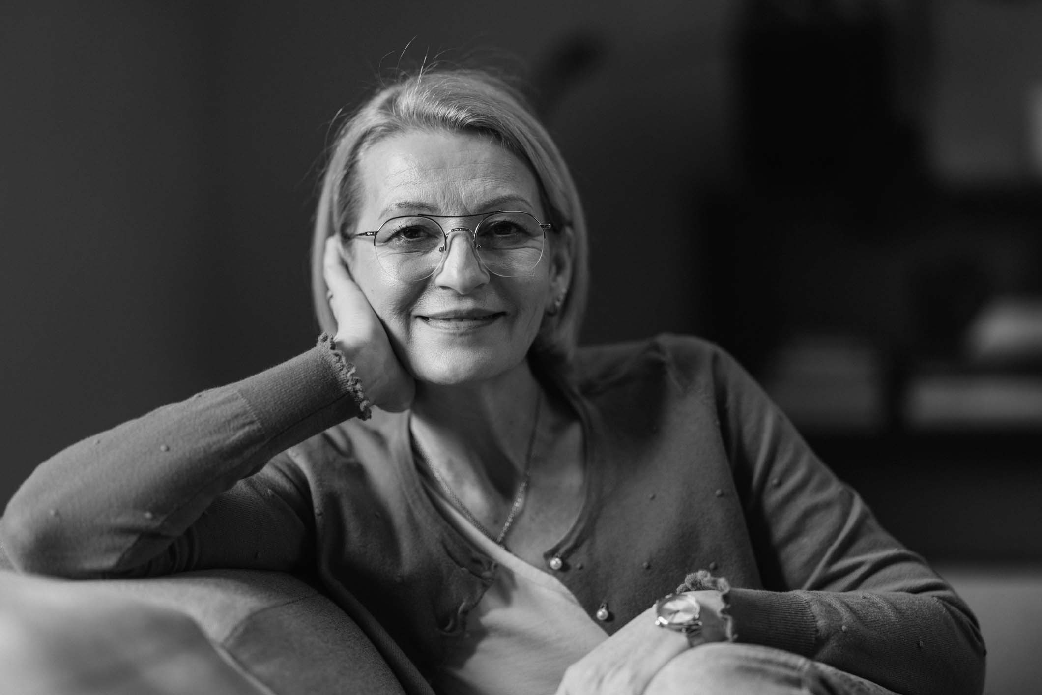 Frau mit Brille am Laptop – Optikhaus Gravius