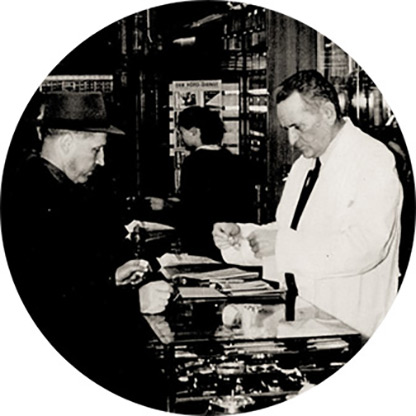 Zeitreise: Karl Gravius beim Verkauf, 1924 – Optikhaus Gravius