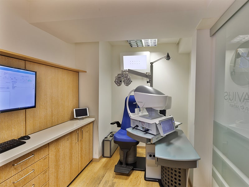 Sehtest-Arbeitsplatz im Ladengeschäft – Optikhaus Gravius