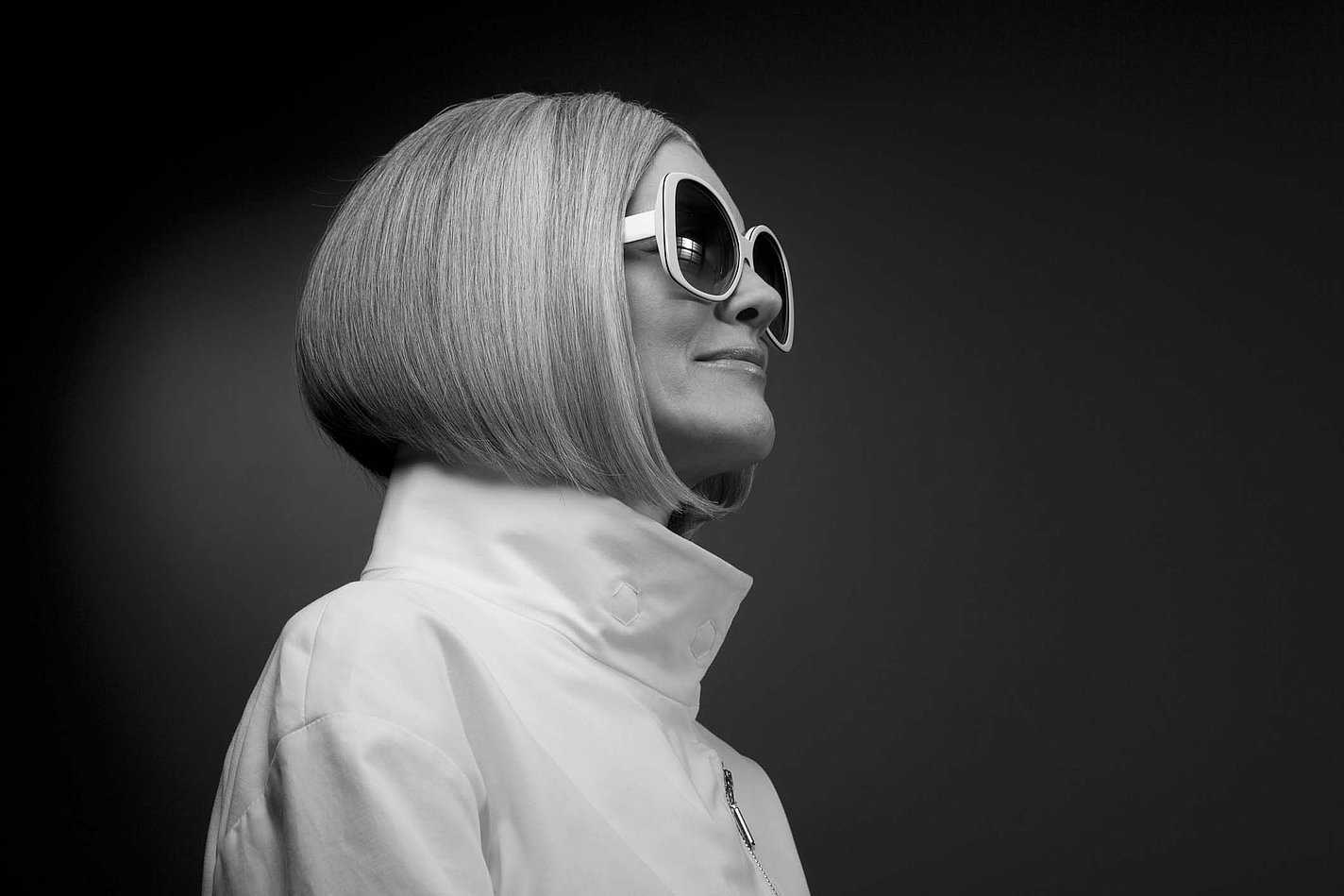 Frau mit Sonnenbrille – Optikhaus Gravius